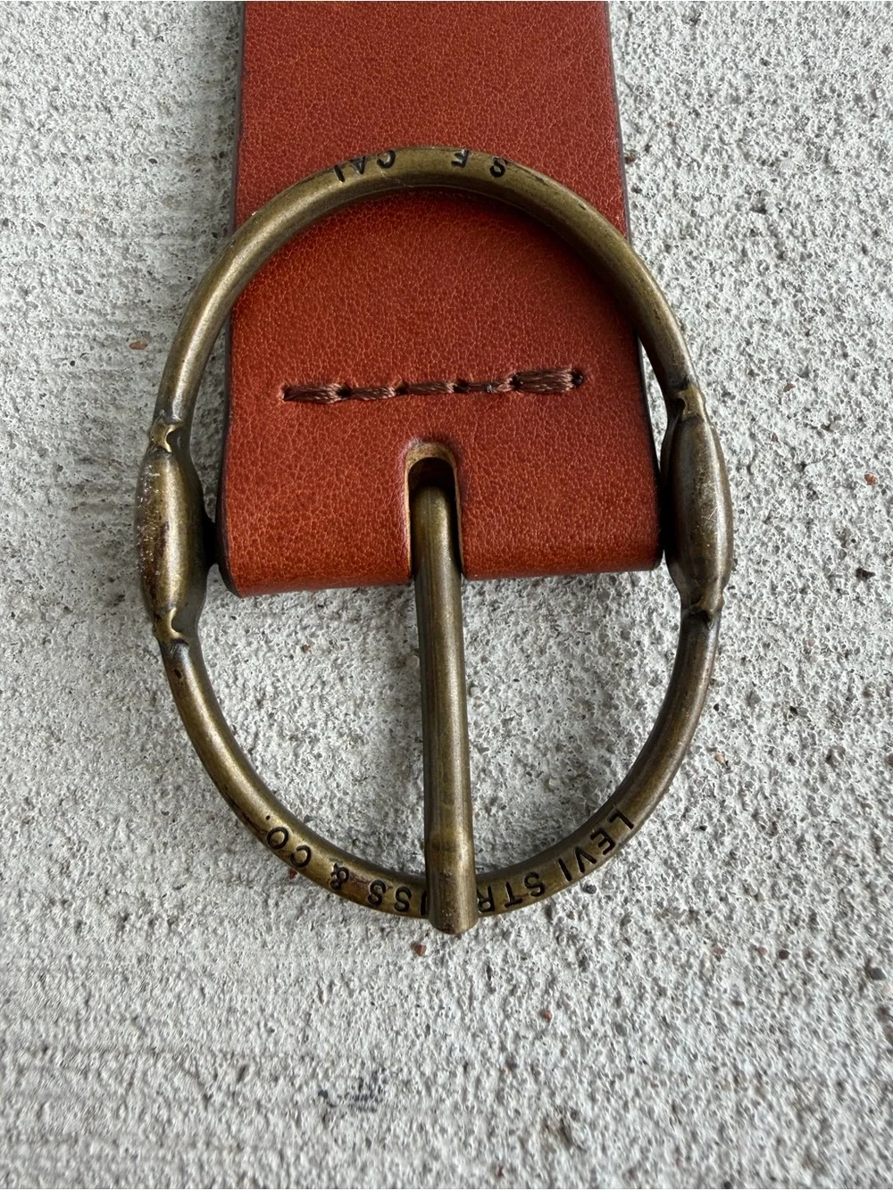 Levi’s Full Grain Leather Belt Size 40 Brown Oval Brass Buckle Made in Mexico 47